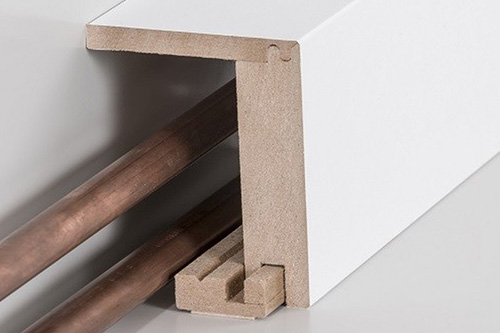Heizrohrverkleidung für Rohre aus MDF mit sichtbaren Kupferrohren und verdeckter Befestigung