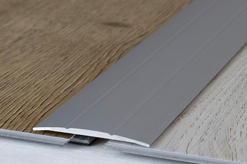 Breites Übergangsprofil Vinyl zwischen zwei Vinylplanken