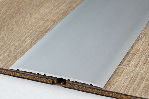 Übergangsprofil Edelstahl in Silber zwischen zwei Laminatplanken