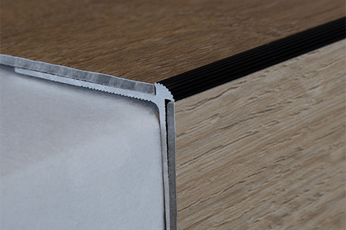 Schmales Treppenkantenprofil für Vinyl an einer Treppenstufe