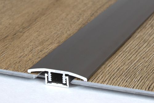 Vinyl Profil in Silber zwischen zwei Bodenbelägen