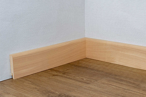 Helle Sockelleisten Buche in einer Innenecke