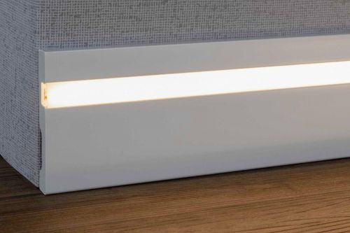Moderne LED Sockelleiste mit frontaler Lichtquelle