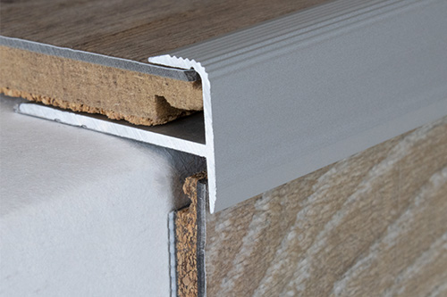 Treppenkantenprofil Laminat in Silber an einer Treppenstufe