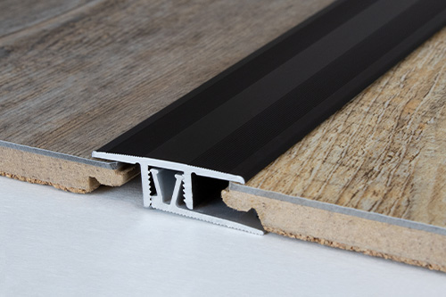 Dunkles Laminat Übergangsprofil zwischen zwei Laminatdielen