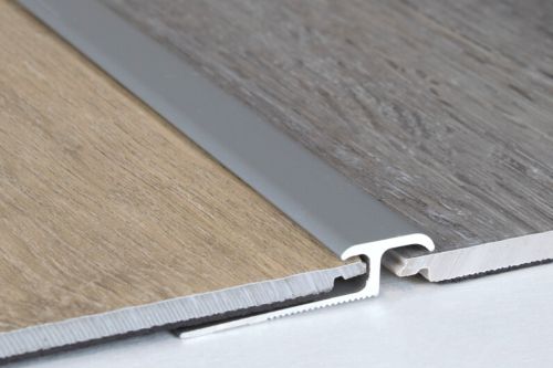 Schmales Übergangsprofile Vinyl zwischen zwei hellen Vinylböden