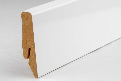 Weiße Holzfußleiste mit einem modernen abgerundeten Profil