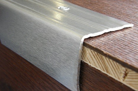 Edelstahl_Treppen_kanten_Messing