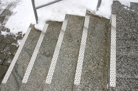 Treppe Aus Gebogenem Holz Mit Antirutschmatte Stockbild - Bild von kurve,  jobsteps: 216051195